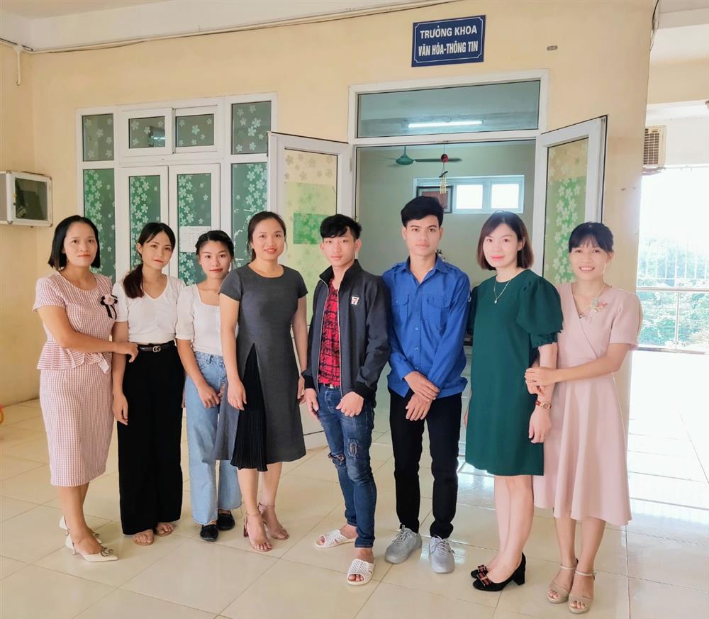 Các Lưu học sinh Lào khóa 2020 – 2024 chụp ảnh lưu niệm  cùng một số giảng viên khoa Văn hóa – Thông tin